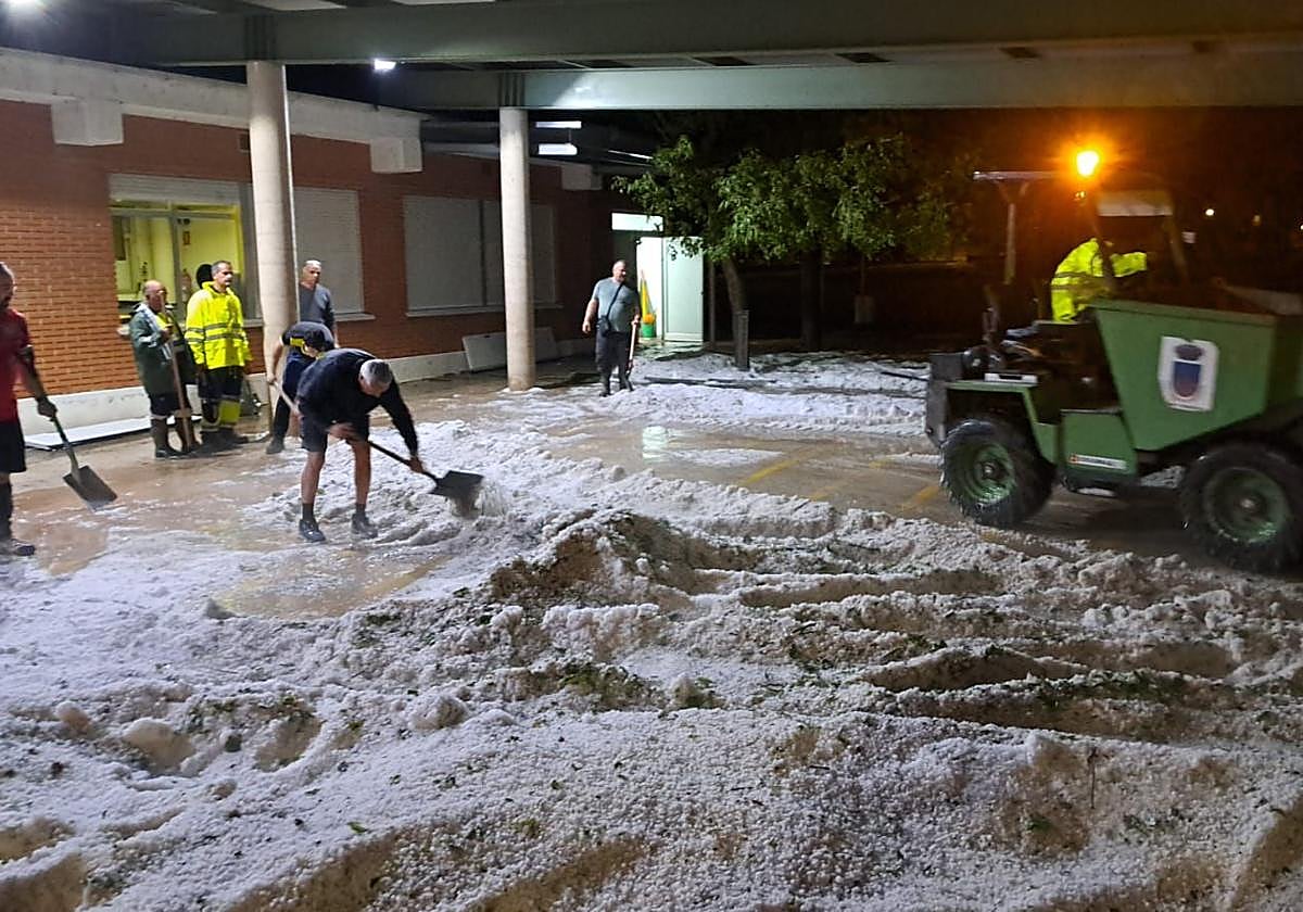 Cruce de las calles Divino Maestro y Club Deportivo, inundado, en Logroño.