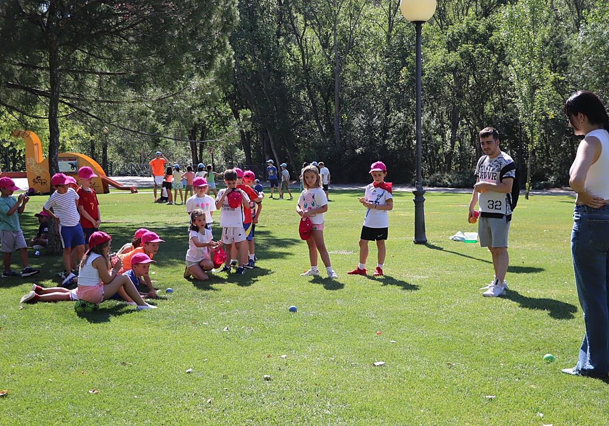 La Escuela de Verano, que se desarrolla en el parque del Cidacos, lleva varias ediciones completando todas sus plazas.