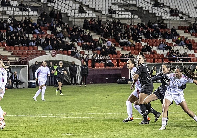 Partido del DUX en el campo municipal de Las Gaunas.