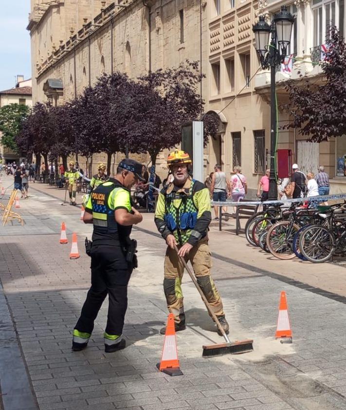Imagen secundaria 2 - El reguero de gasóleo de un camión en Portales causa varias caídas antes del reparto del toro guisado