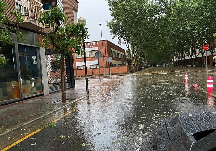 Acera inundada ayer en Club Deportivo, en Logroño.