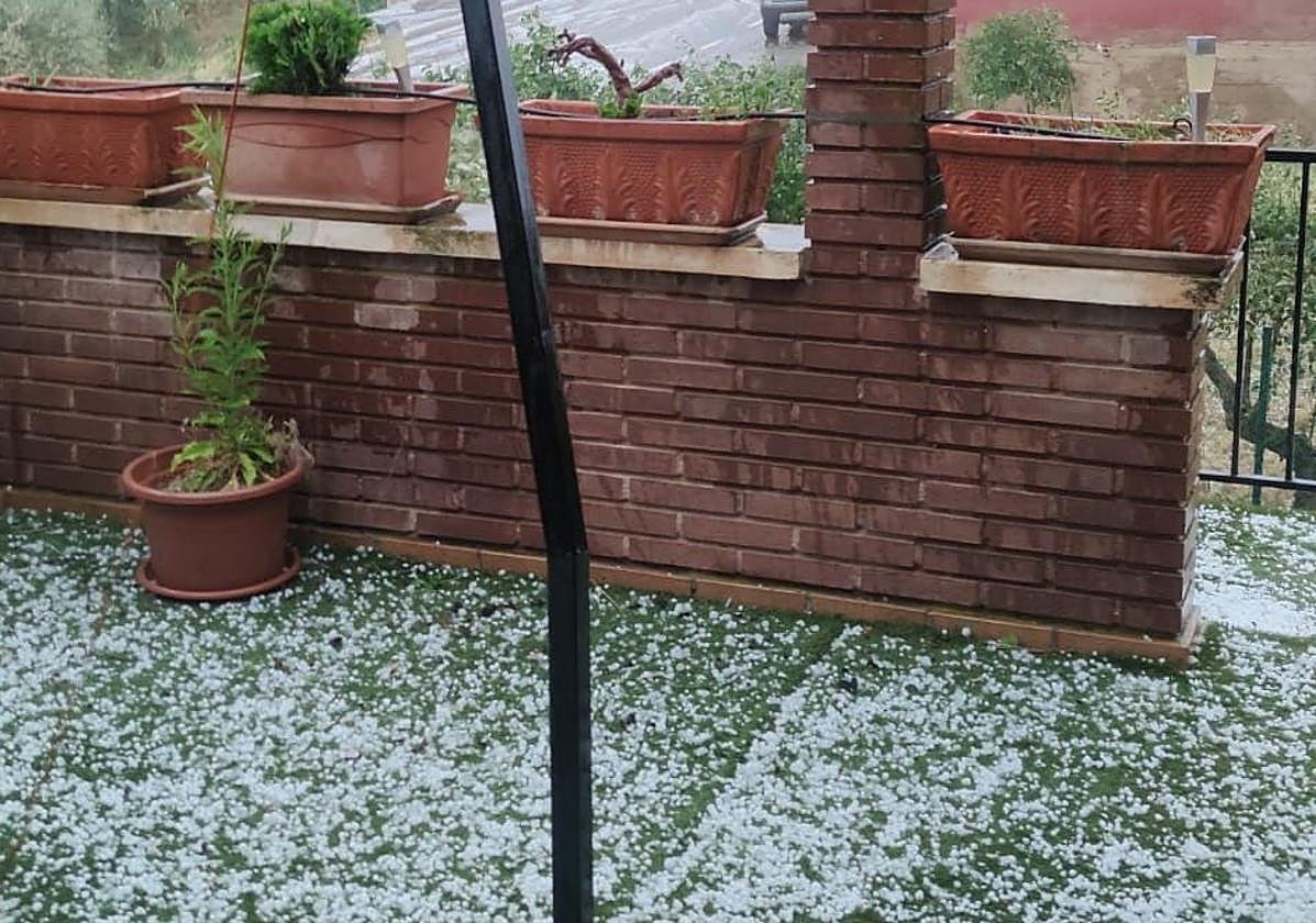 Granizo en el interior de una terraza en Medrano.