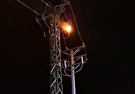 Incendio provocado por un rayo en una torre de media tensión en Varea.