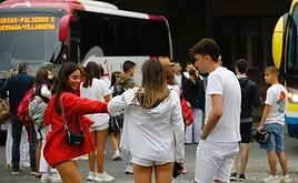 Jóvenes a la espera de subirse a un autobús para ir a las fiestas de San Fermín, en una imagen de archivo.