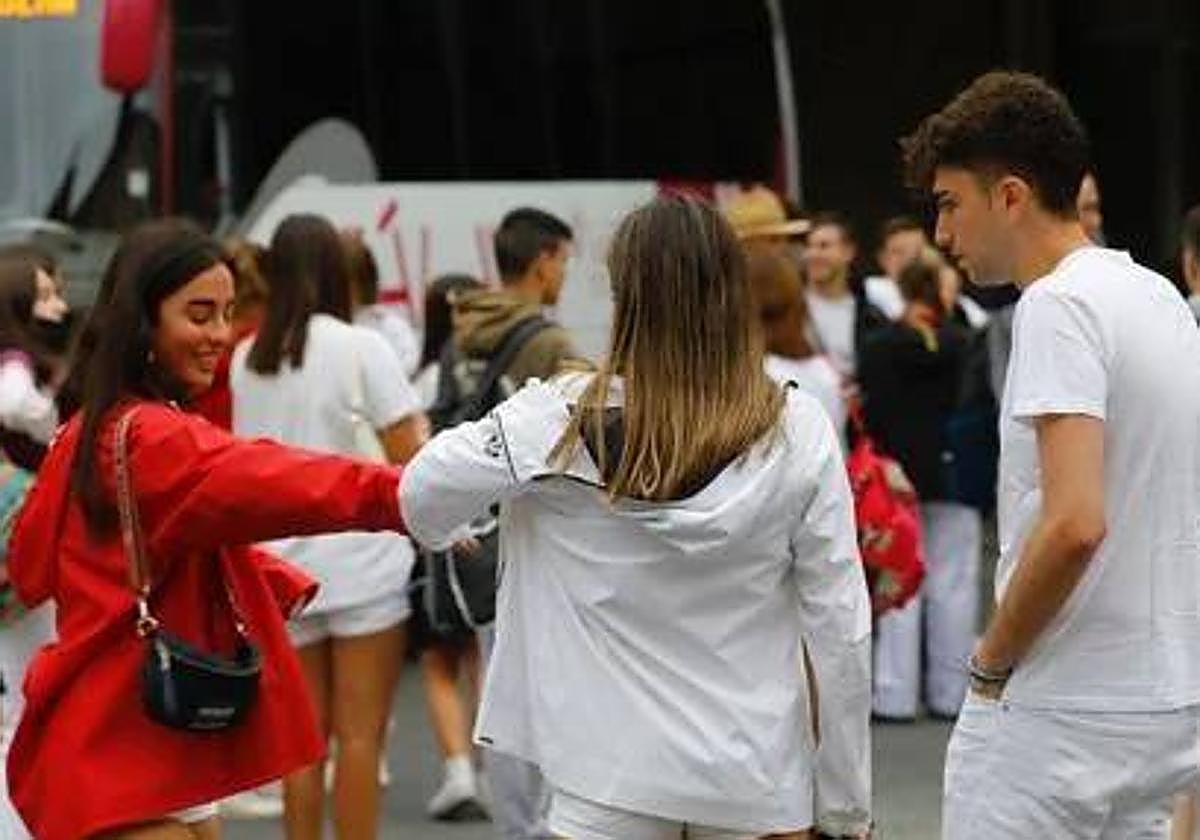 Jóvenes a la espera de subirse a un autobús para ir a las fiestas de San Fermín, en una imagen de archivo.