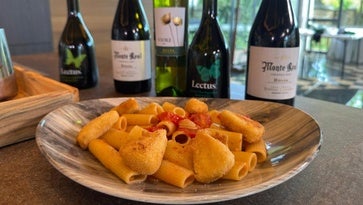 Un plato de rigatoni con queso a la milanesa.
