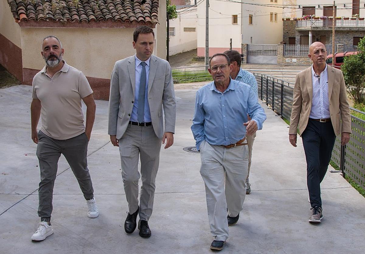 Los representantes recorrieron la mejora junto al paso de la yasa.