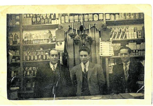 Alfredo (a la derecha) es el padre de Ricardo y en la foto posa junto a dos dependientes en los primeros años del negocio.