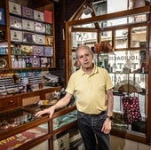 Ricardo Angulo, en el interior de la perfumería que cierra el próximo 30 de junio.