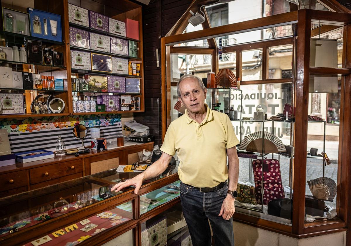 Ricardo Angulo, en el interior de la perfumería que cierra el próximo 30 de junio.