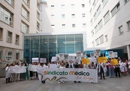 Concentración a las puertas del San Pedro durante la jornada de huelga médica.