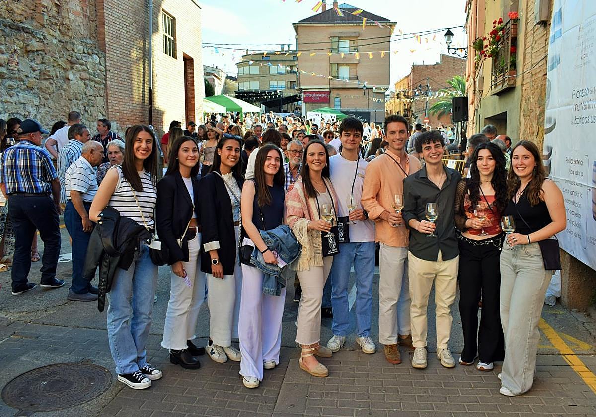 Un grupo de jóvenes en el 'Lardero Wine' del año pasado.