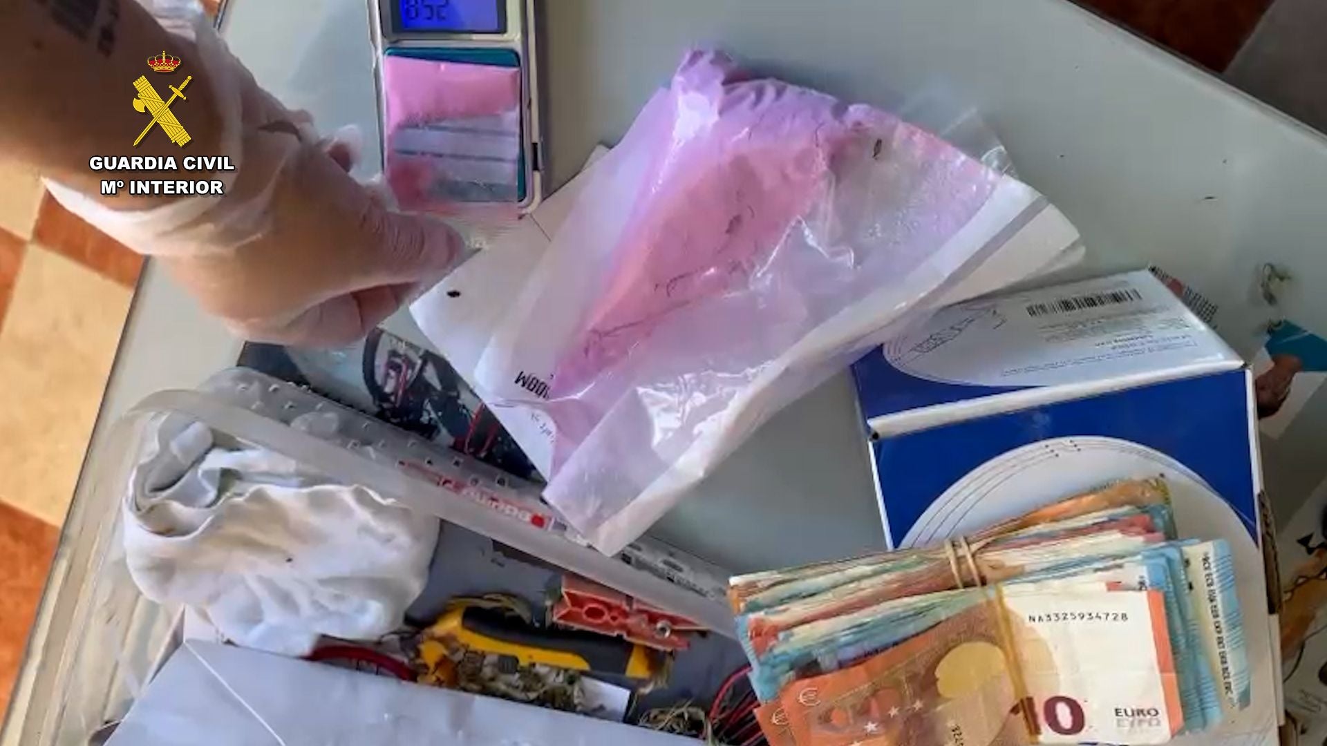 Droga, dinero y utensilios incautados por la Guardia Civil.