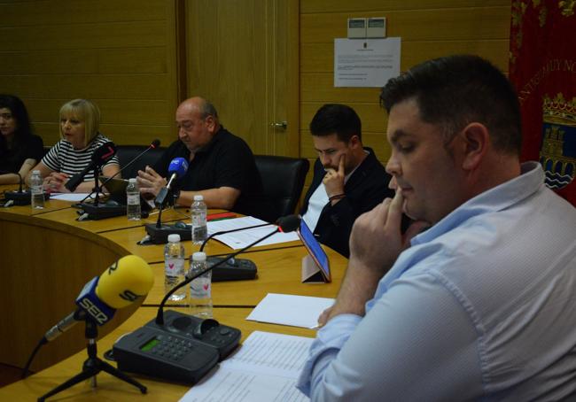 El alcalde de Nájera, Jorge Salaverri, en primer término, con los concejales del PSOE a su derecha.