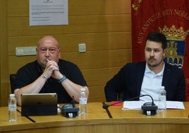 Los concejales del PSOE Fernándo Sáenz Gonzalez y Saúl Manzanares Gómez durante el último pleno municipal celebrado en el Ayuntamiento de Nájera.