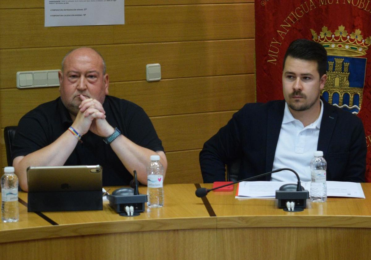 Los concejales del PSOE Fernándo Sáenz Gonzalez y Saúl Manzanares Gómez durante el último pleno municipal celebrado en el Ayuntamiento de Nájera.