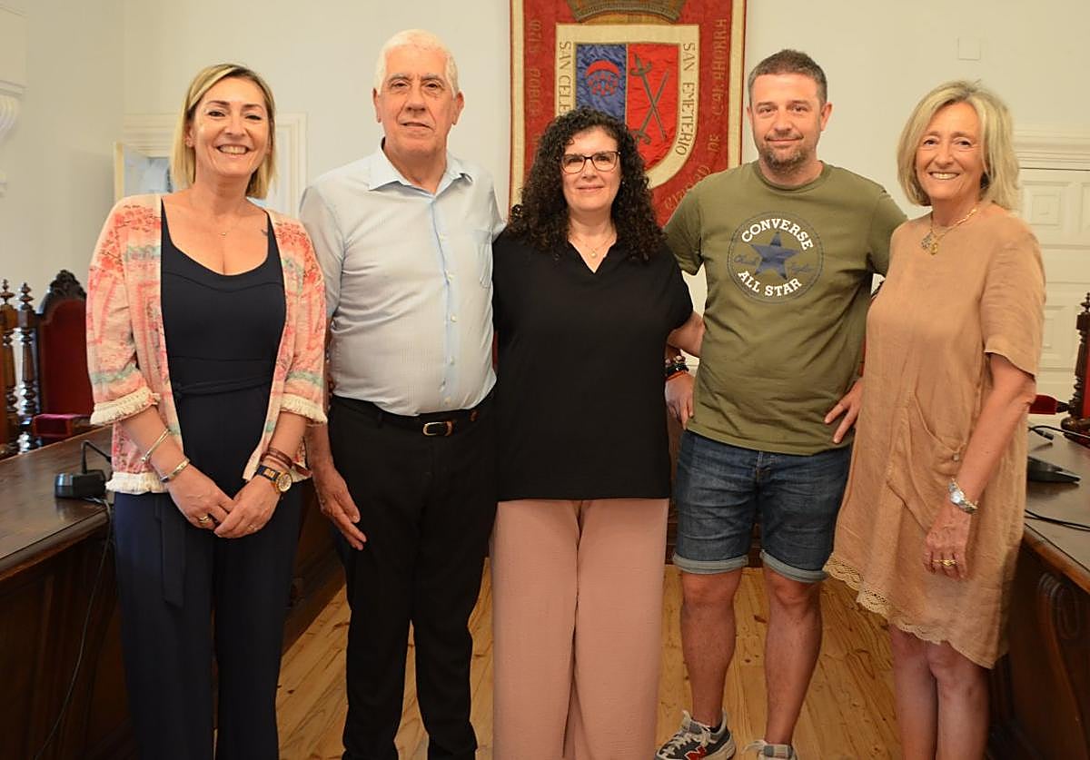 Raquel Moral, Javier Hueto, Susana Ramón, Luis Javier Ayensa y Mónica Arceiz, ayer, en el salón de plenos del Ayuntamiento.