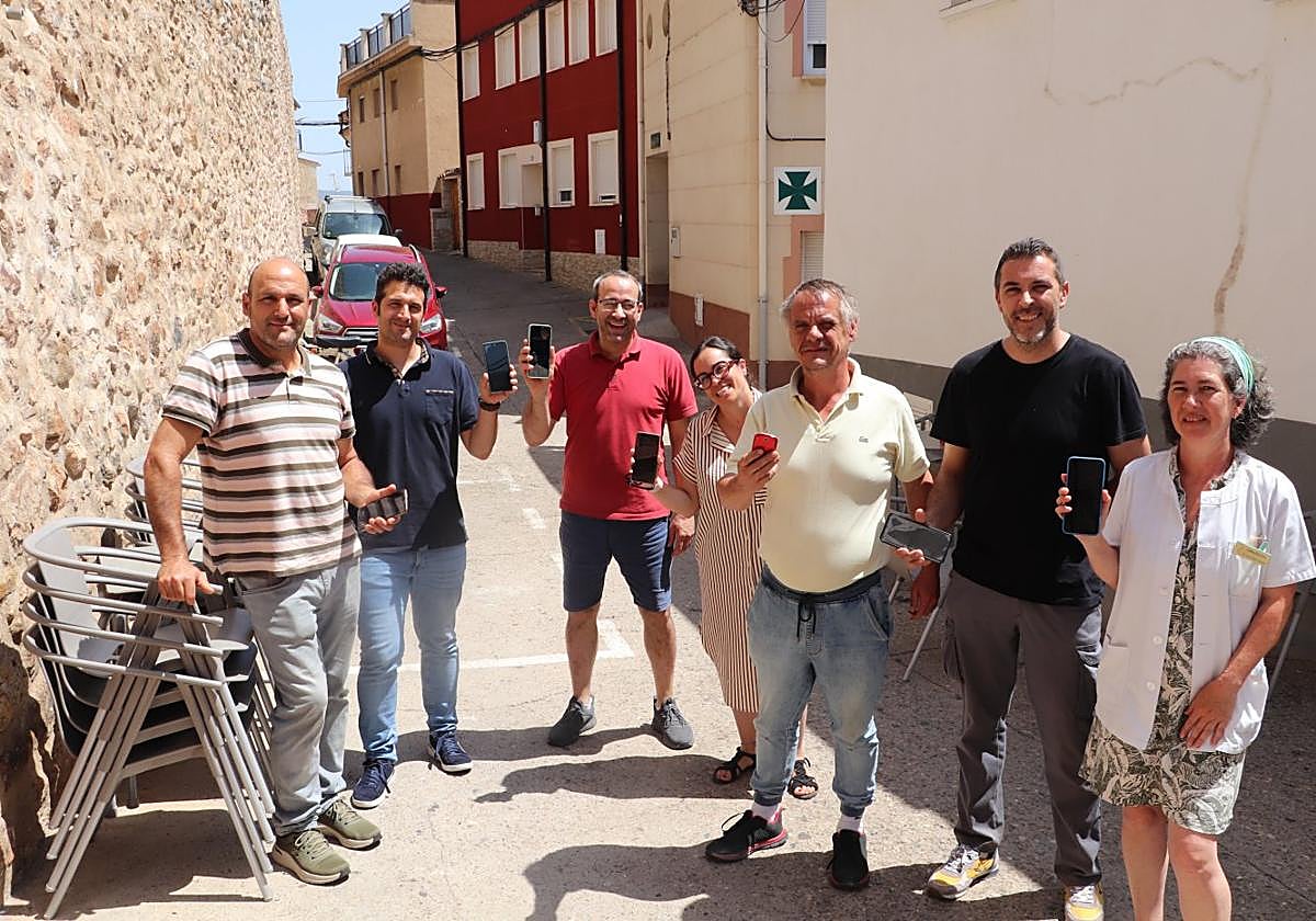 Un grupo de prejaneros afectados, entre los muchos que reclaman el despliegue completo del servicio para toda el municipio.