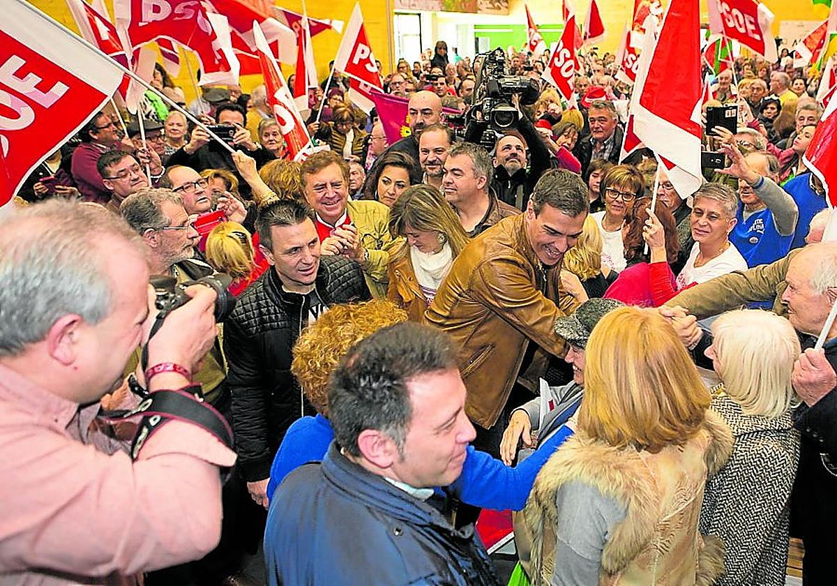 Siguiendo al jefe, y pensando: si gana él, ganamos todos.