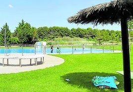 Muchas familias apuntan a cortes tras el baño en la piscina infantil.