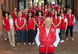 Fernando Leorza con voluntarios y responsables de Cruz Roja.