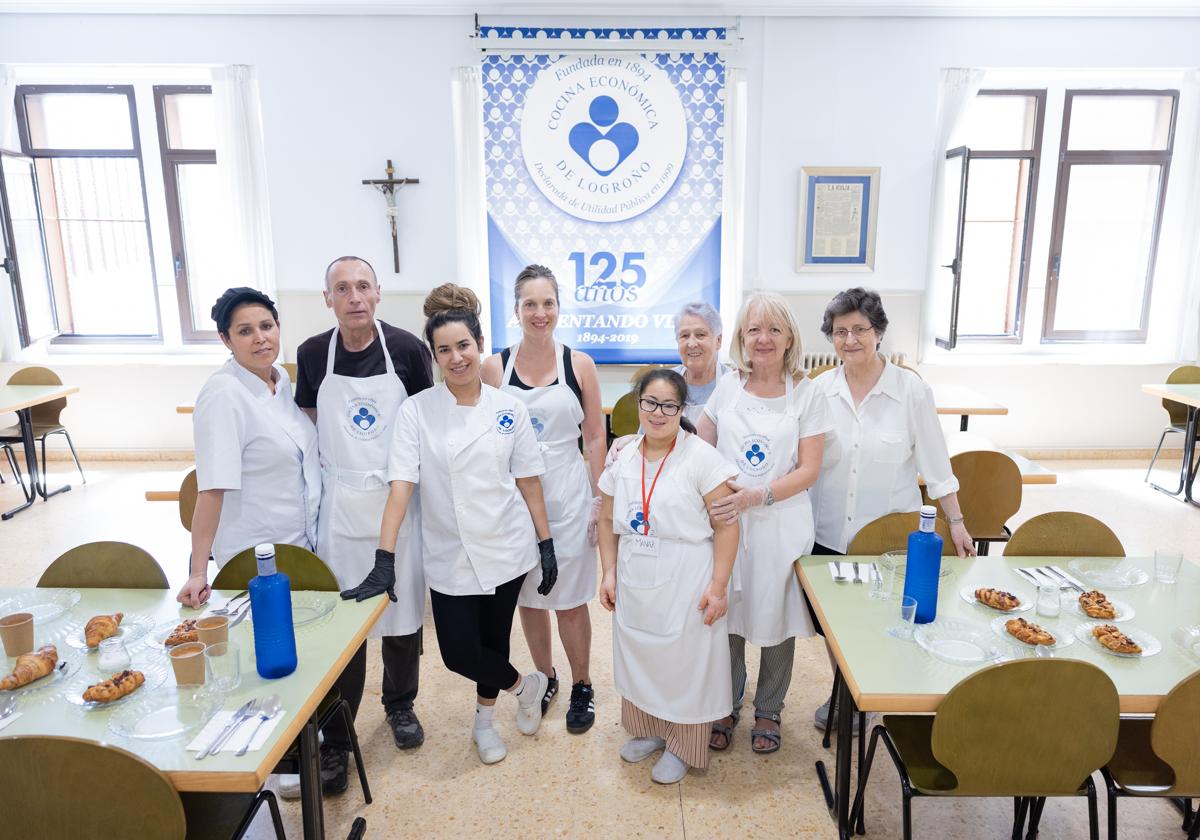 Cristina Martínez (cuarta por la izq.) en Cocina Económica.