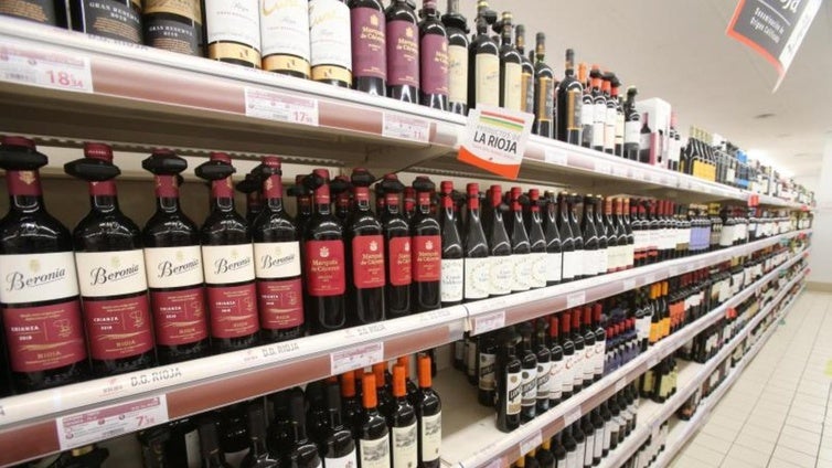 Botellas de vino de Rioja expuestos en un lineal.