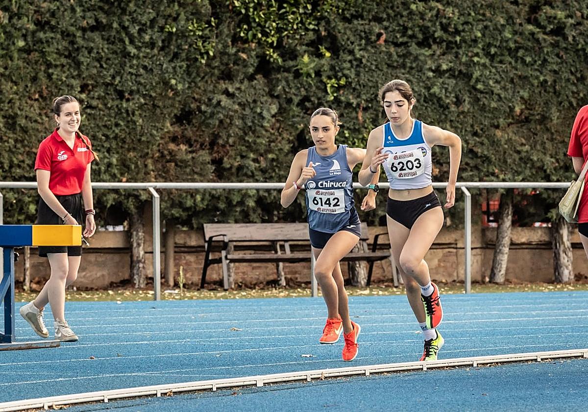 Enma Torre (6203) y Silvia Hernández, en el 1.500 obstáculos.