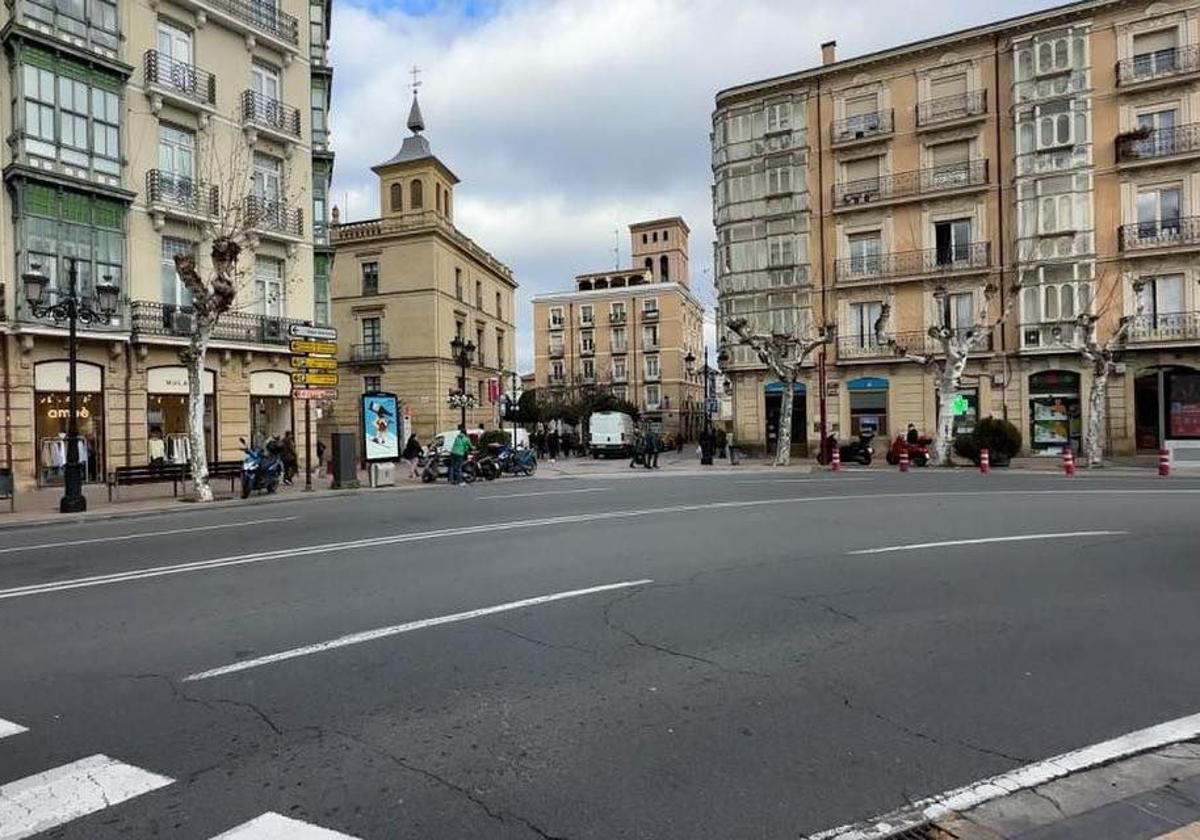 Confluencia de los Muros, del Carmen a la izquierda y de Cervantes a la derecha, con la calle Portales.