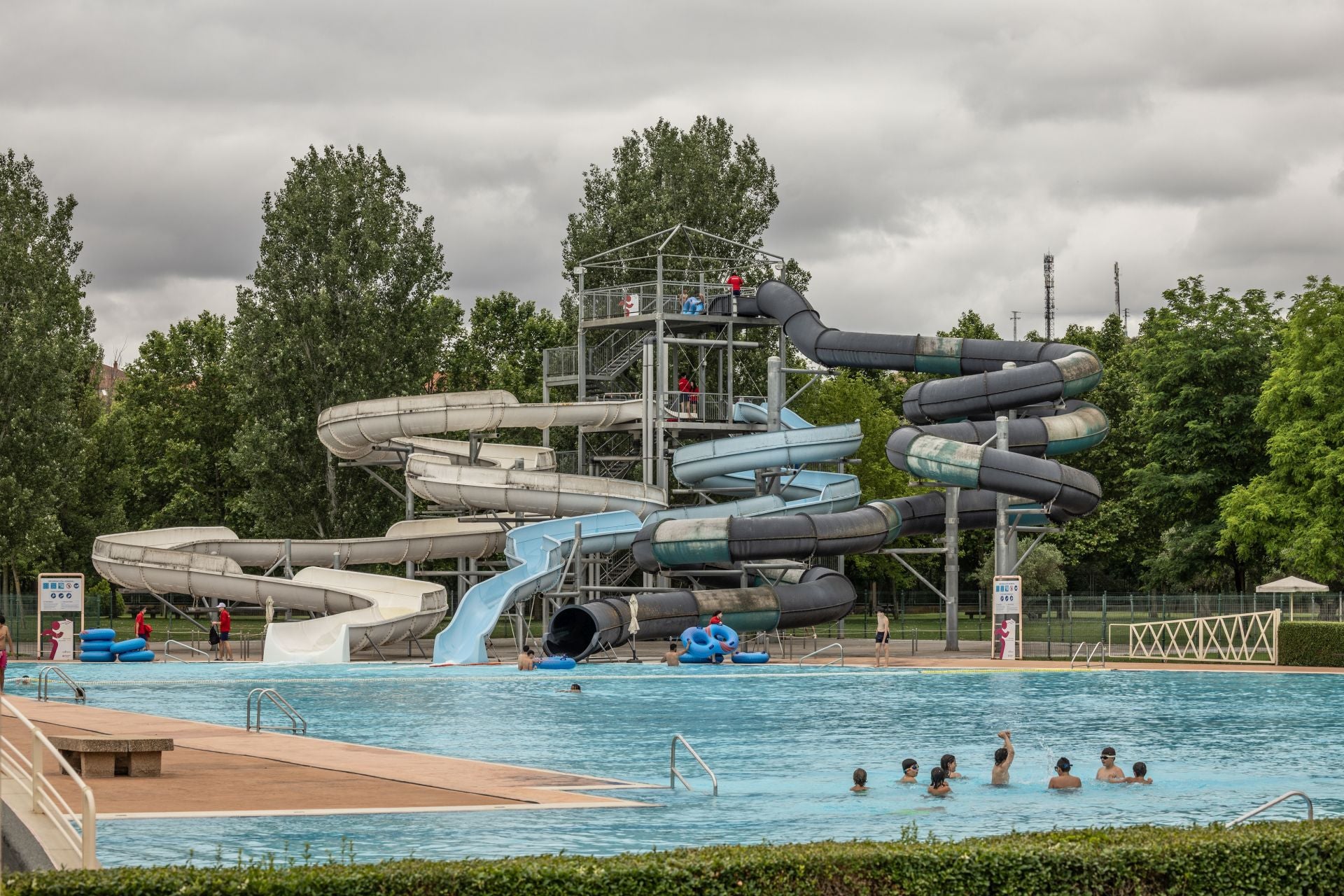 El tiempo no ha acompañado a los primeros chapuzones en las piscinas municipales.