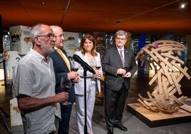 José Antonio Olarte, Fernando Ezquerro, Amaya Barredo y Juan Mari Aburto frente a la obra.
