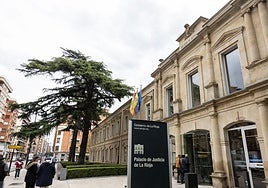 Entrada al Palacio de Justicia de La Rioja.