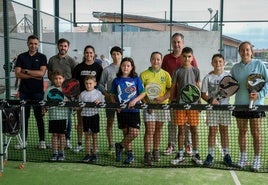 Carolina Navarro imparte sus conocimiento de pádel en Haro