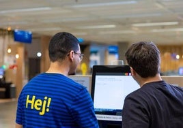 Un trabajador de Ikea atiende a un cliente.