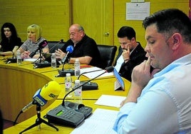 A la derecha, el alcalde popular Jorge Salaverri, y a continuación, Saúl Manzanares y Fernando Sáenz.