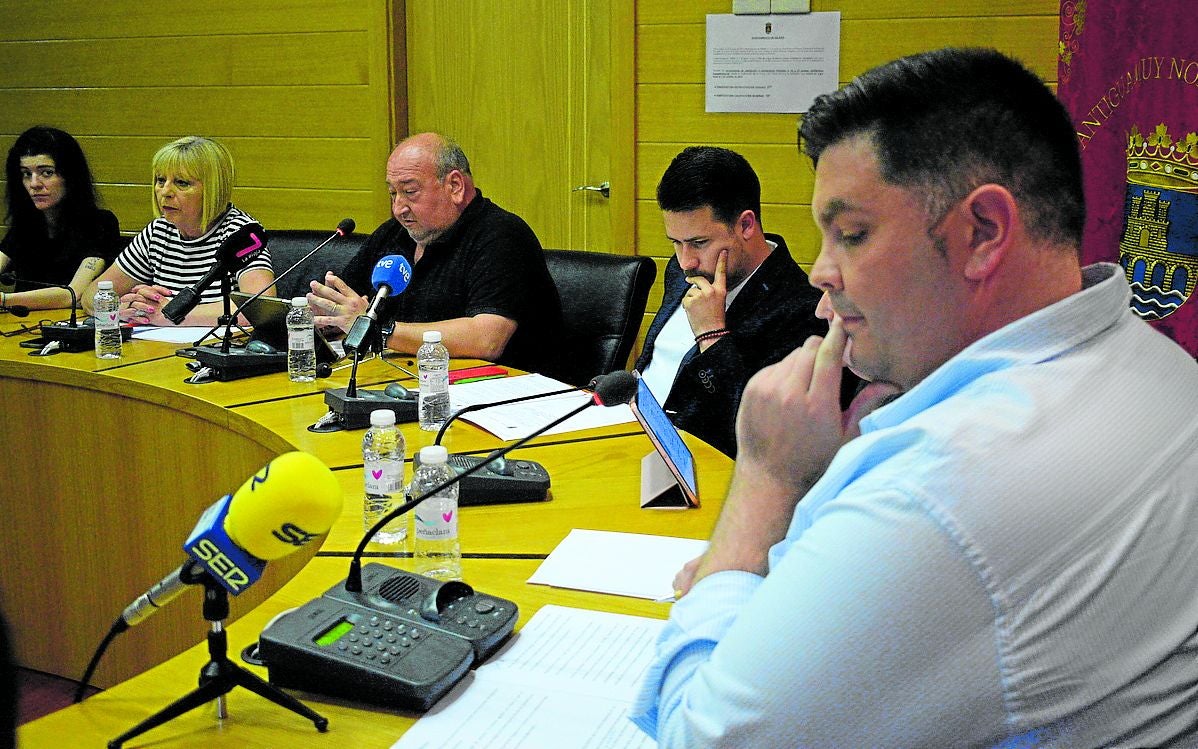 A la derecha, el alcalde popular Jorge Salaverri, y a continuación, Saúl Manzanares y Fernando Sáenz.