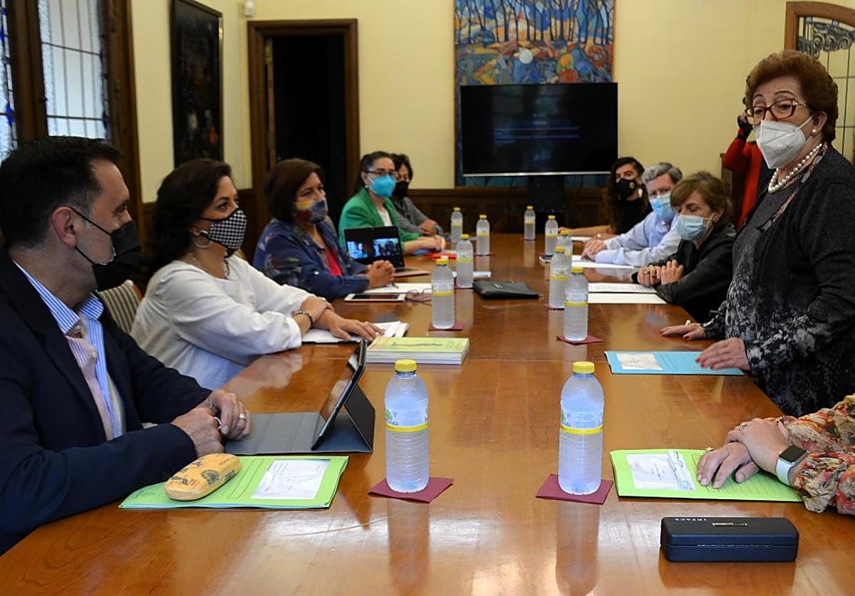 Reunión entre Concha Andreu y el patronato de la Fundación Escultor Daniel, en junio de 2021, en el Museo de la Romanización.