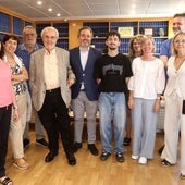 Manuel Gutiérrez Aragón, con los suscriptores Teresa Briones, Aurora Hierro, Luis San Juan e Ignacio y Diego Becerra, y con Isabel Martínez, Teresa Cobo, Pablo Álvarez y María José Zapata, de Diario LA RIOJA, en el encuentro celebrado este martes en su hemeroteca.
