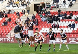 Lupu, delantero de la UD Logroñés, se eleva por encima de la defensa de la SD Logroñés en el partido que ambos jugaron en Las Gaunas.