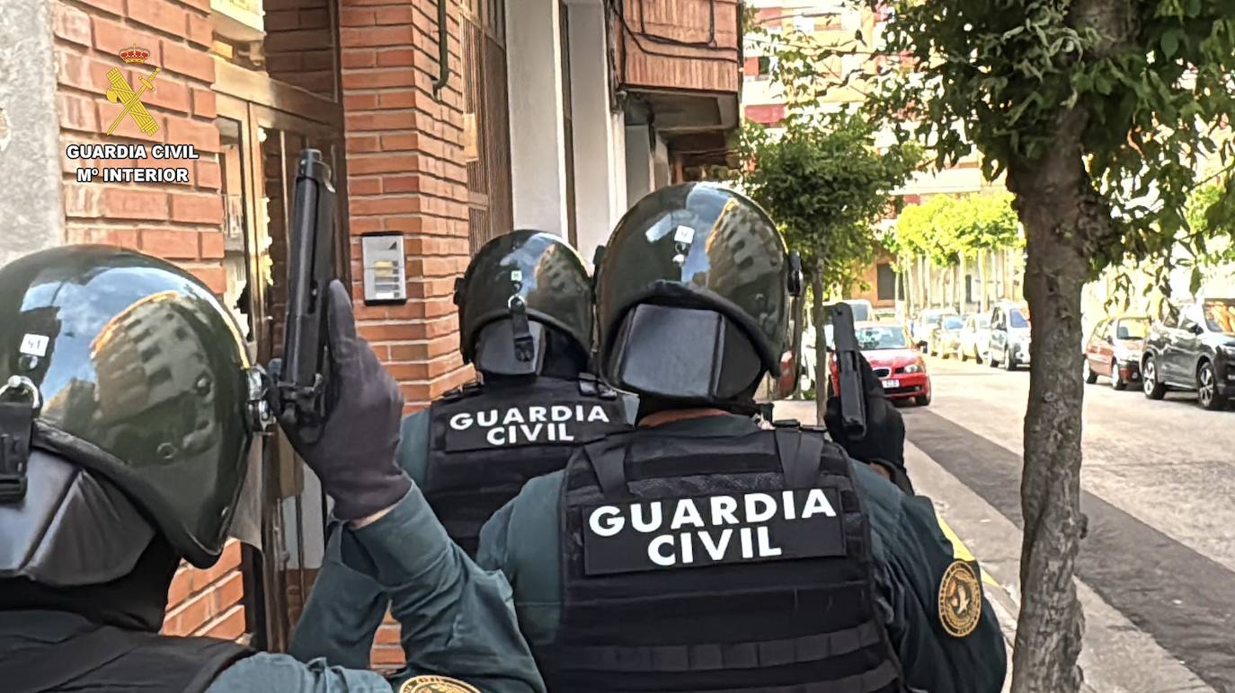 Las imágenes del operativo de la Guardia Civil en Calahorra