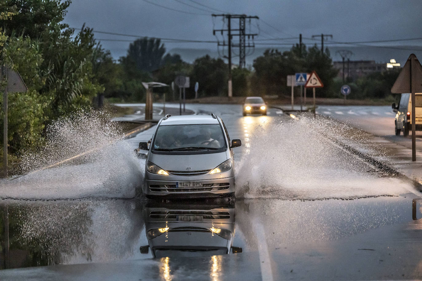 Un coche atraviesa una balsa de agua en Logroño, en una imagen de archivo.