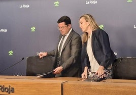 Los consejeros Alfonso Domínguez y Belinda León antes de iniciar la rueda de prensa.