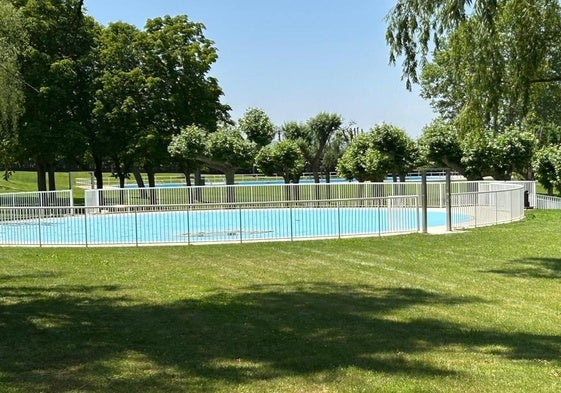 Las piscinas municipales de Alberite, ayer, cerradas al público.