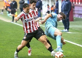 Pablo Aguinaga lucha con Pau Miguélez y Diego Lamadrid.