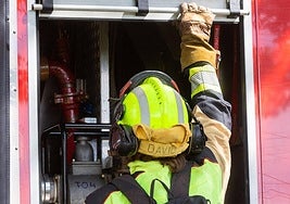 Las llamas calcinan por completo una furgoneta en un parking de Arnedo