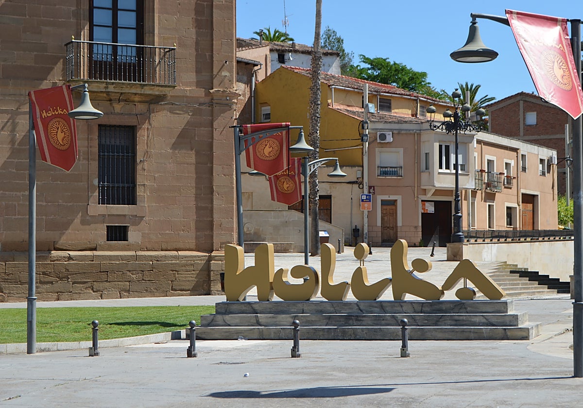 Letrero del festival Holika en la catedral.