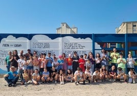 Los alumnos del CEIP Sancho III 'El Mayor de Nájera posan junto al mural de Harinera Riojana.