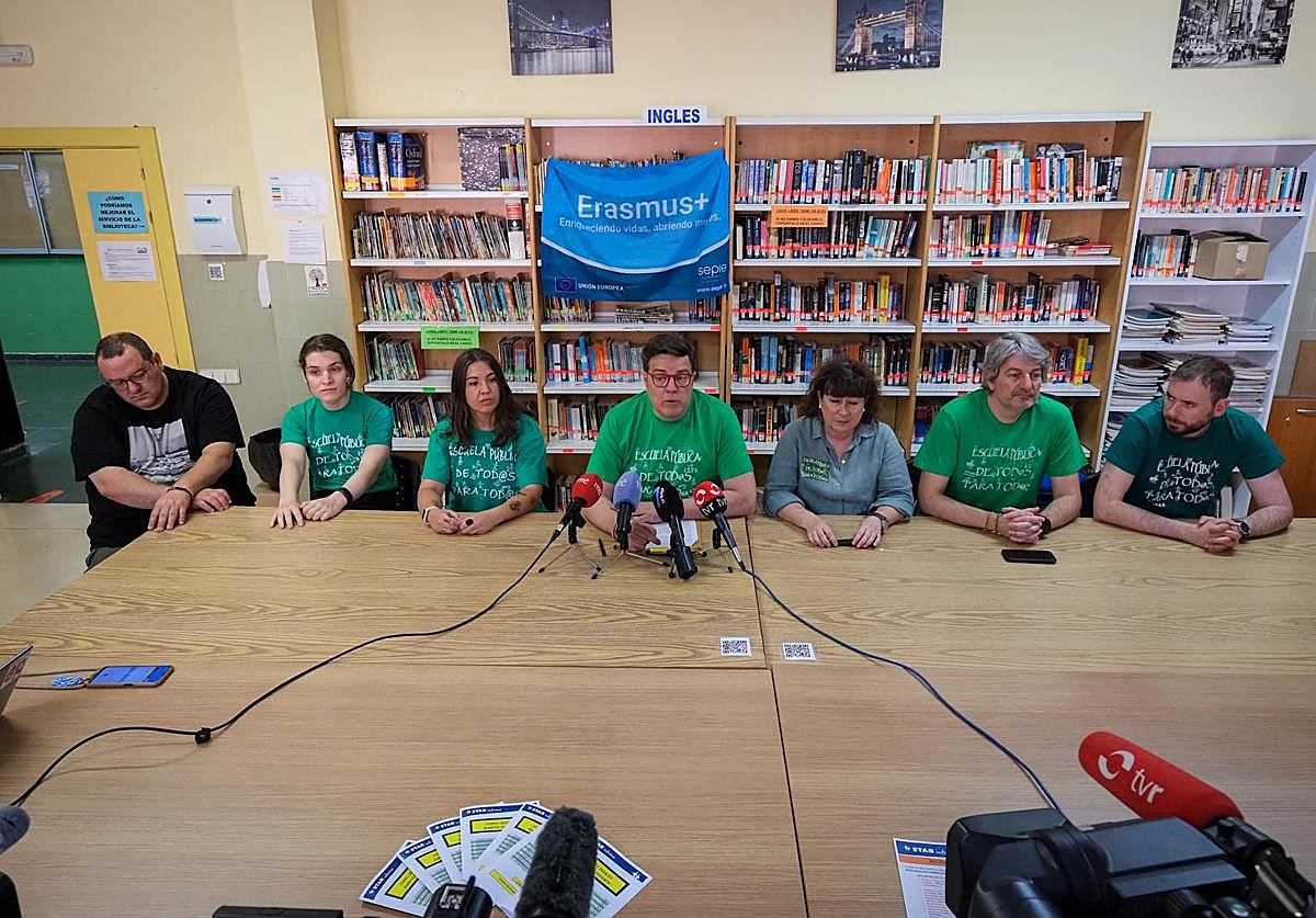 Representantes de la Plataforma por la Escuela Pública este miércoles durante la rueda de prensa de balance de curso.