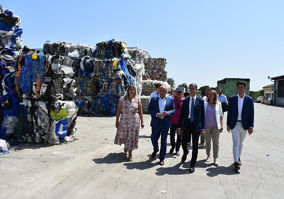Autoridades de visita a la planta de Viguera de Arnedo con su propietario, Julio García Martínez.
