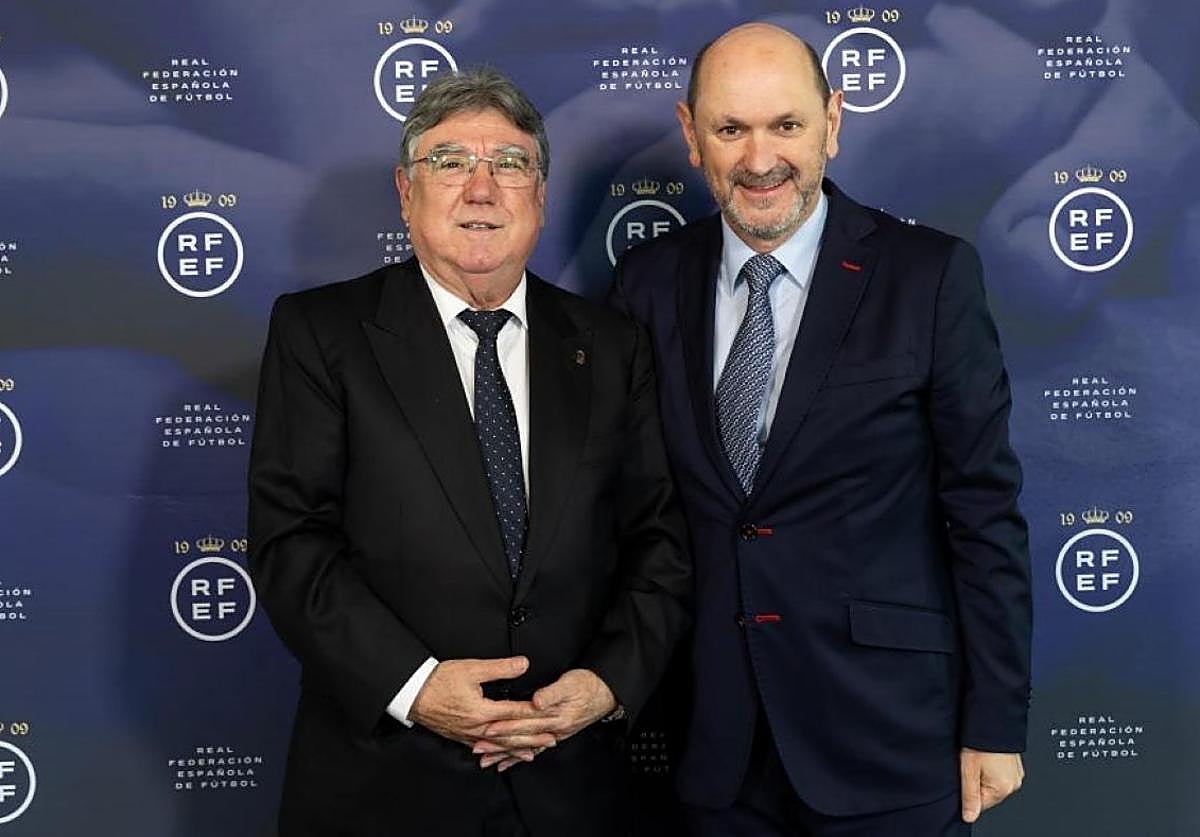 Jacinto Alonso, presidente en funciones de la FRF, junto a Rafael Louzán, presidente de la RFEF.